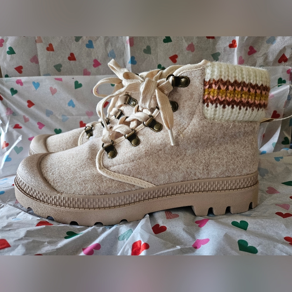 NWOT BILLABONG WINTER KNITTED BOOTS